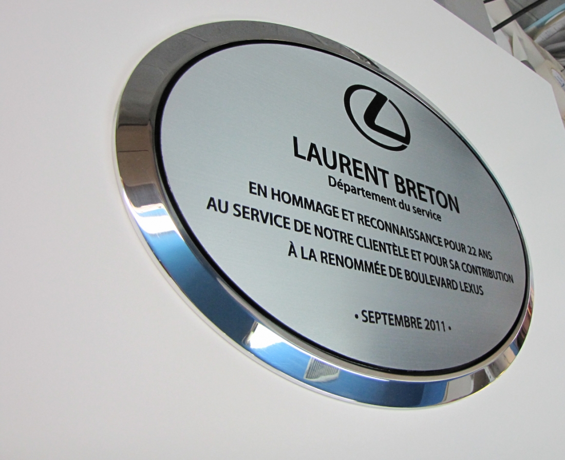 Plaque honorifique - aluminium gravé - Lexus - Gravure Alain Robitaille